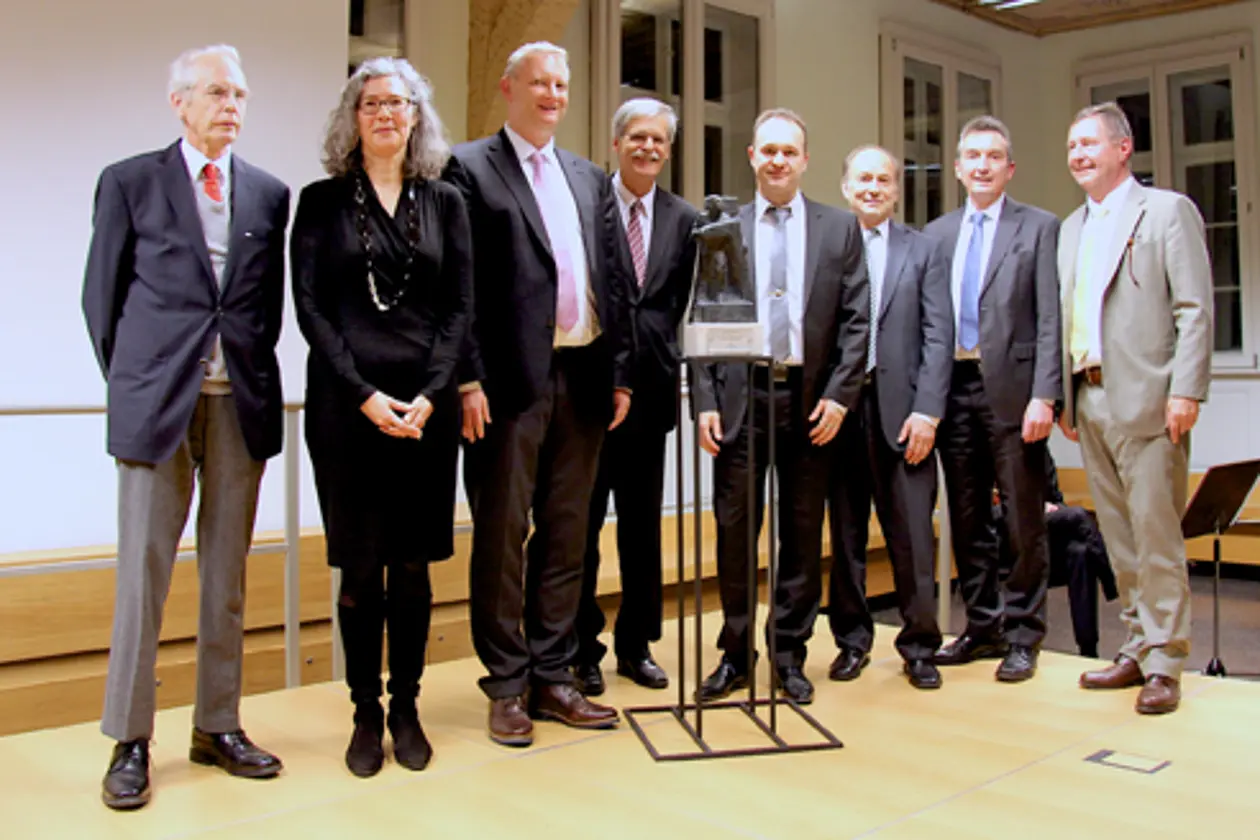 Erstmals verlieh die Dr. K. H. Eberle Stiftung einen Preis für innovative Forschung an der Universität Tübingen. (v. li.) Dr. Georg Freiherr von Schönau, Dr. Alexandra Zoller, Prof. Dr. Bernd Pichler, Prof. Dr. Bernd Engler, Dr. Peter Unmüßig, Hansjörg Abt, Prof. Dr. Peter Grathwohl, Thomas Schwind. Fotos: Universität Tübingen/Friedhelm Albrecht