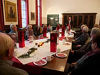 Kanzler Dr. Andreas Rothfuß bedankte sich beim Adventskaffee bei den ehrenamtlichen UB-Mitarbeitern für das langjährige Engagement. Fotos: Friedhelm Albrecht/Universität Tübingen