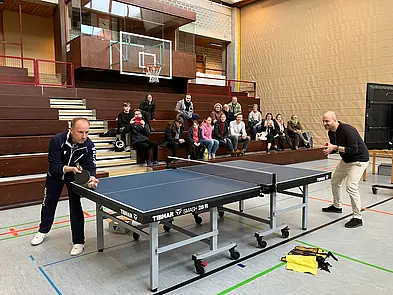 Tischtennisspiel vor Publikum