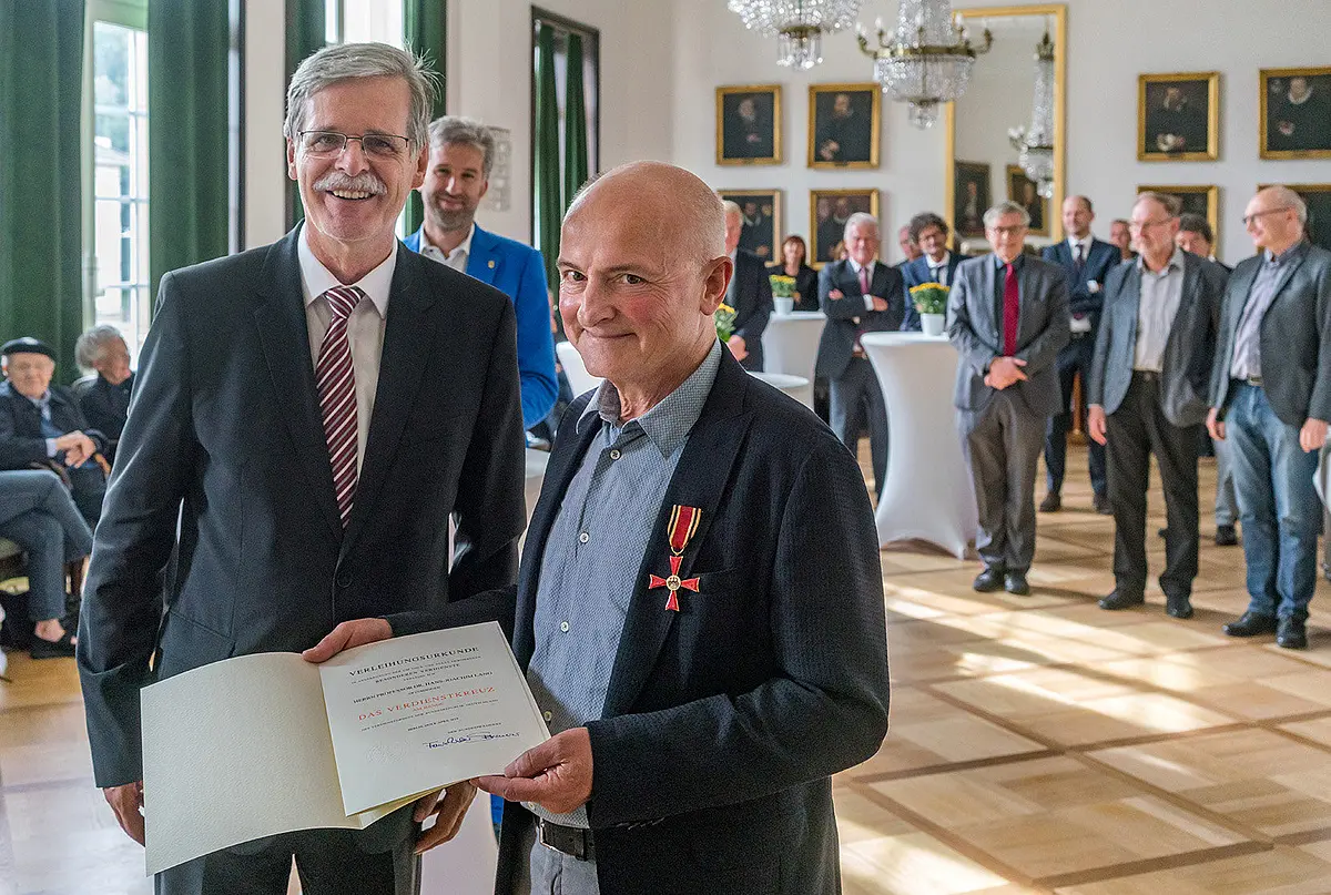 Auszeichnung mit dem Bundesverdienstkreuz am Bande: Honorarprofessor Dr. Hans-Joachim Lang (rechts) und Rektor Professor Dr. Bernd Engler. 