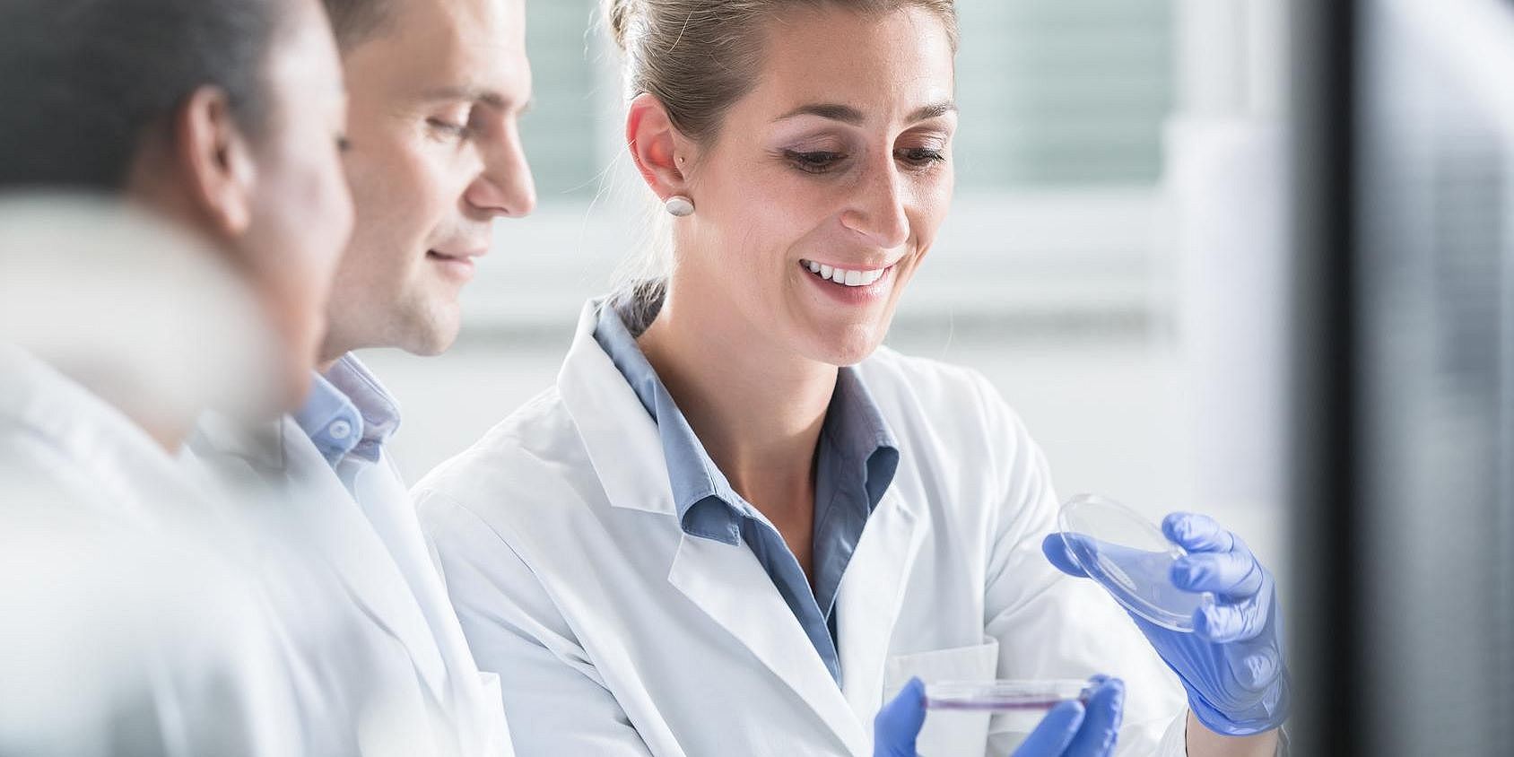 A decorative picture depicting smiling scientists of different genders (link to the Excellence Strategy)