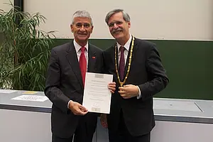 BASF-Vorstand Dr. Jürgen Hambrecht und Rektor Bernd Engler. Foto: Friedhelm Albrecht
