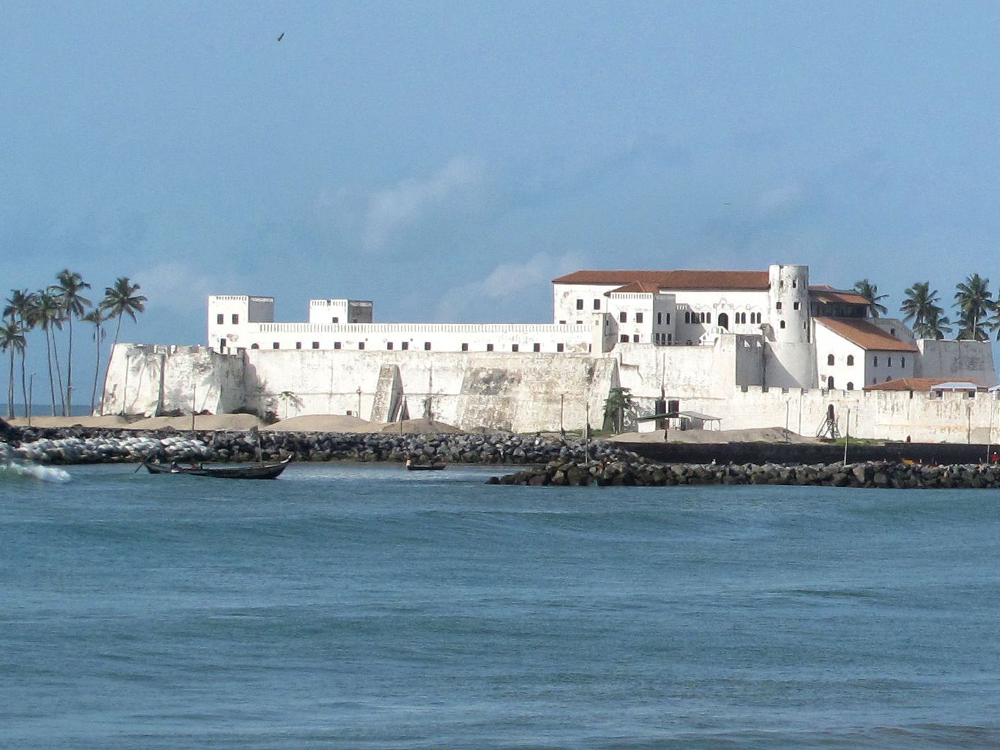 Кейп кост. Cape Coast Castle гана. Elmina Castle гана. Крепость Эльмина в Африке. Эльмина Рангабе.