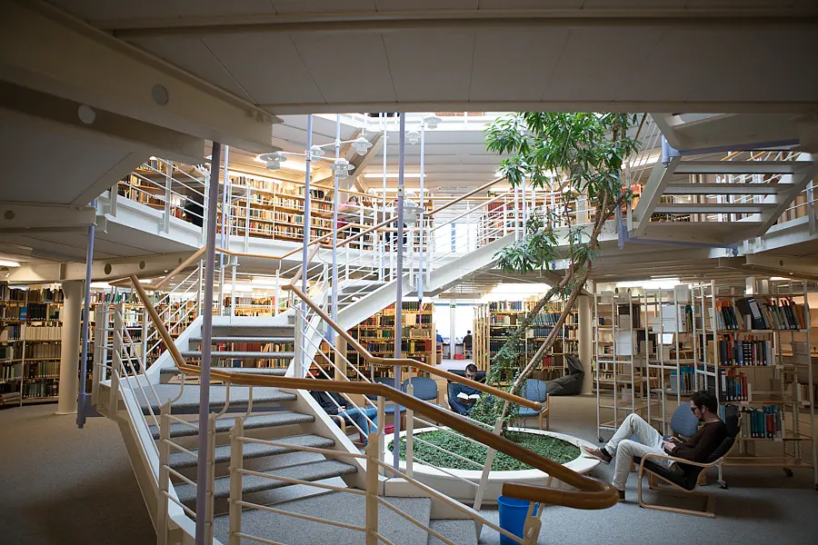 Im Neubau des Theologicums befindet sich die gemeinsame Bibliothek beider theologischen Fakultäten.