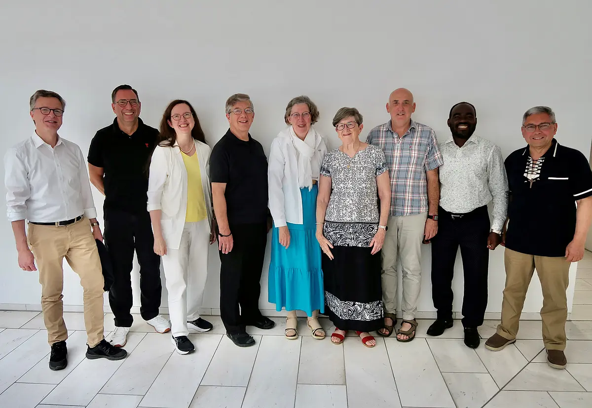 Von rechts: Guillermo Rosas SSCC, Pfr. Serge-Faustin Yomi, Ft. Joseph Grayland, Sr. Carmel Pilcher RSJ, Frédérique Poulet, Anthony Ruff OSB, Rita Ferrone, Martin Stuflesser, Stephan Winter