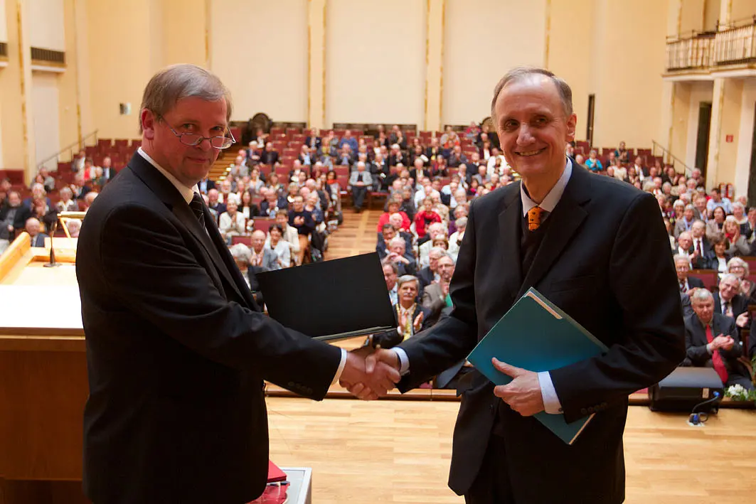 Prof. Dr. Jürgen Kampmann (links), Dekan der Evangelisch-Theologischen Fakultät, überreicht den Lucas-Preis 2014 an Peter Schäfer. Foto: Universität Tübingen / Friedhelm Albrecht