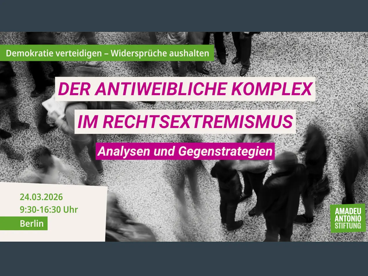 Das Bild hat u.a. den Titel der Veranstaltung als Text im Vordergrund, im Hintergrund sind Menschen in schwarz-weiß und verzerrt dargestellt zu sehen. Text: "Demokratie verteidigen - Widersprüche aushalten. der Antiweibliche Komplex im Rechtsextremismus. Analysen und Gegenstrategien."