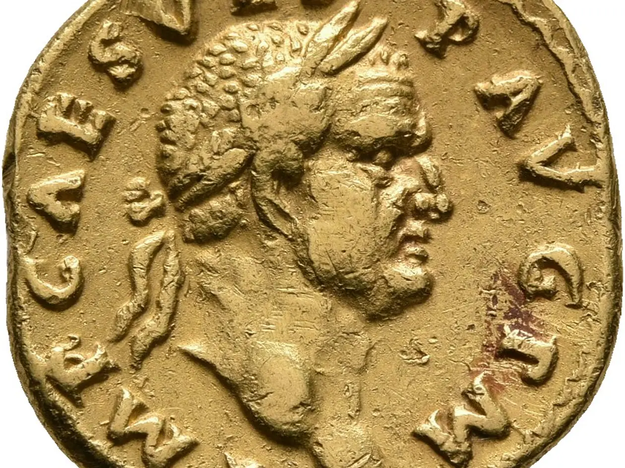 Goldene Münze mit Kopf und Schrift