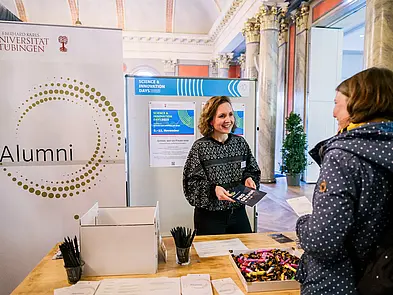 Gespräch an einem Stand