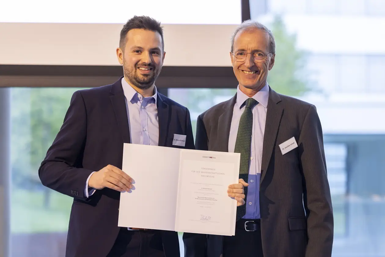 Dr. Michael Niemeyer (links) erhält den SWM-Förderpreis von Dr. Joachim Schulz, Vorsitzender Südwestmetall 