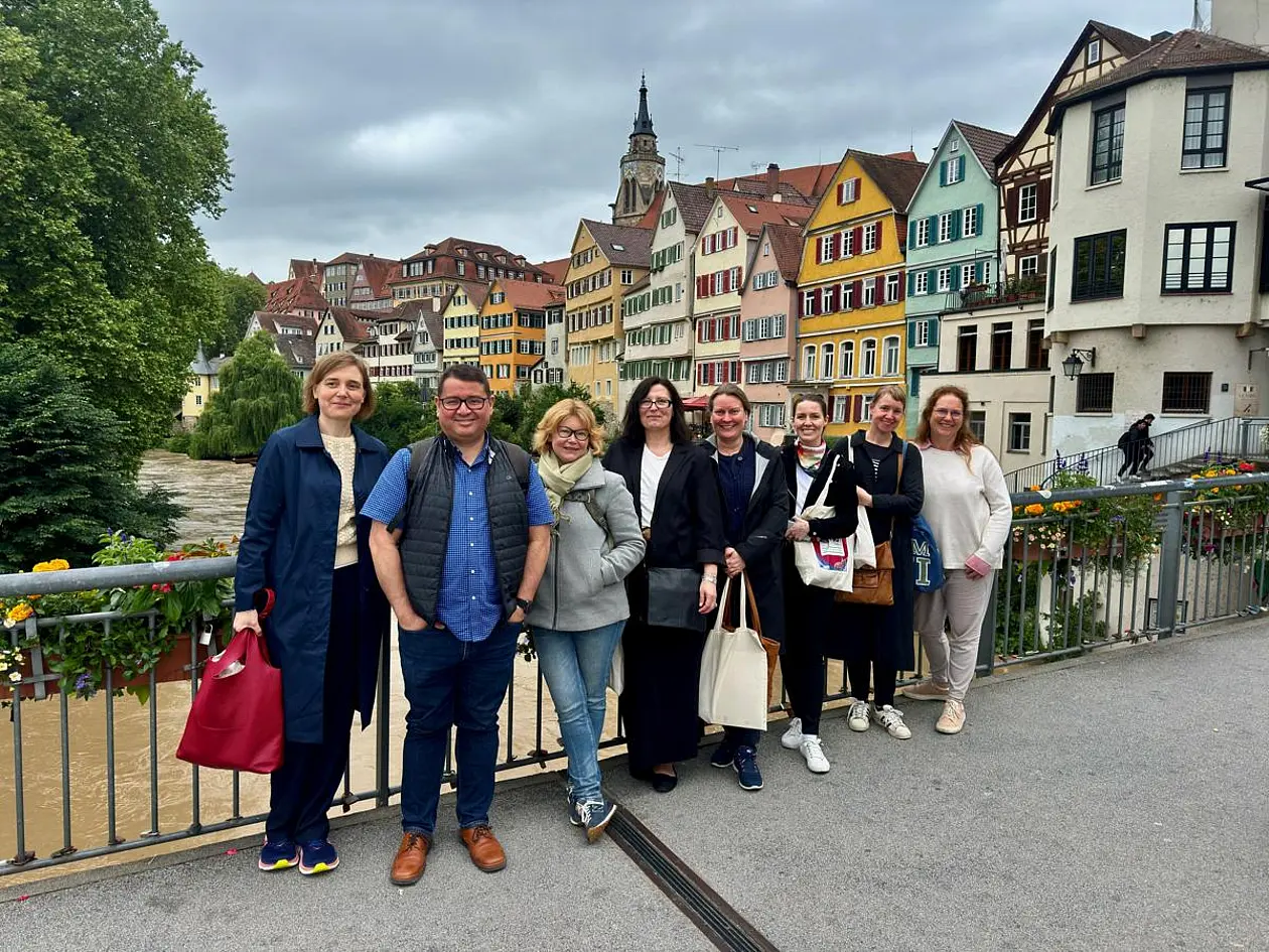 Group photo on Neckar bridge in front of house facades