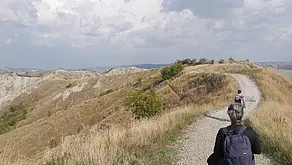 Raffaella Da Vela und Verena Meyer laufen auf dem Triftweg von Vena del Gesso Richtung Adria