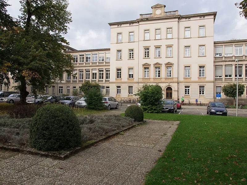 Das Theologicum: Nahe an der Innenstadt und doch im Grünen. 