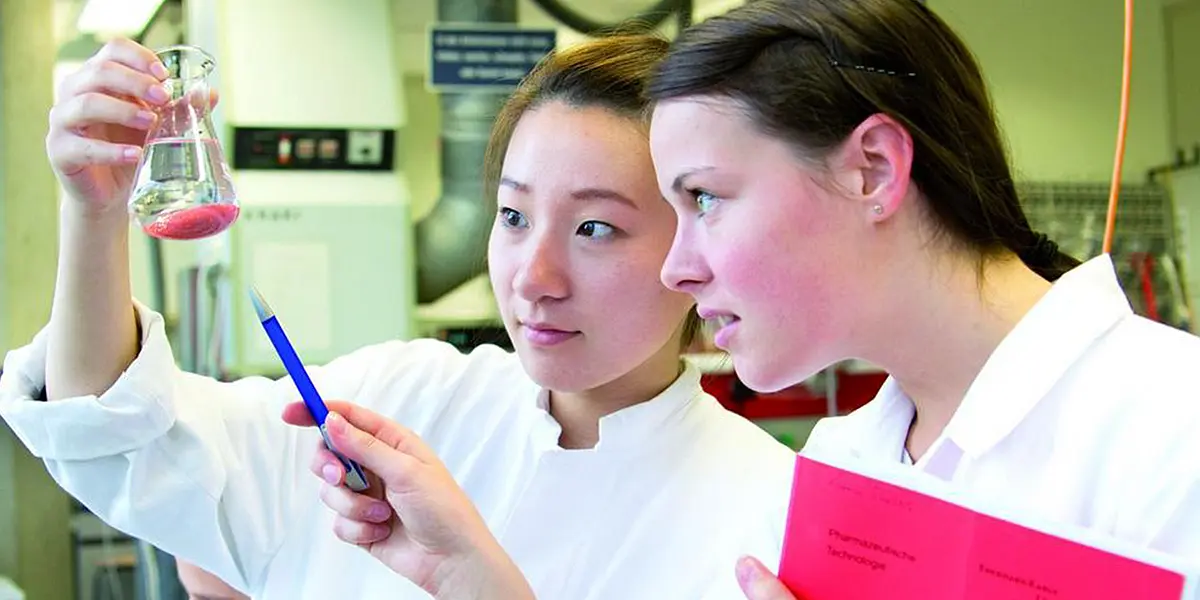 Pharmaziestudierende im Laborpraktikum.