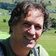 Jan Benda lächelt auf einer grünen Wiese in die Kamera