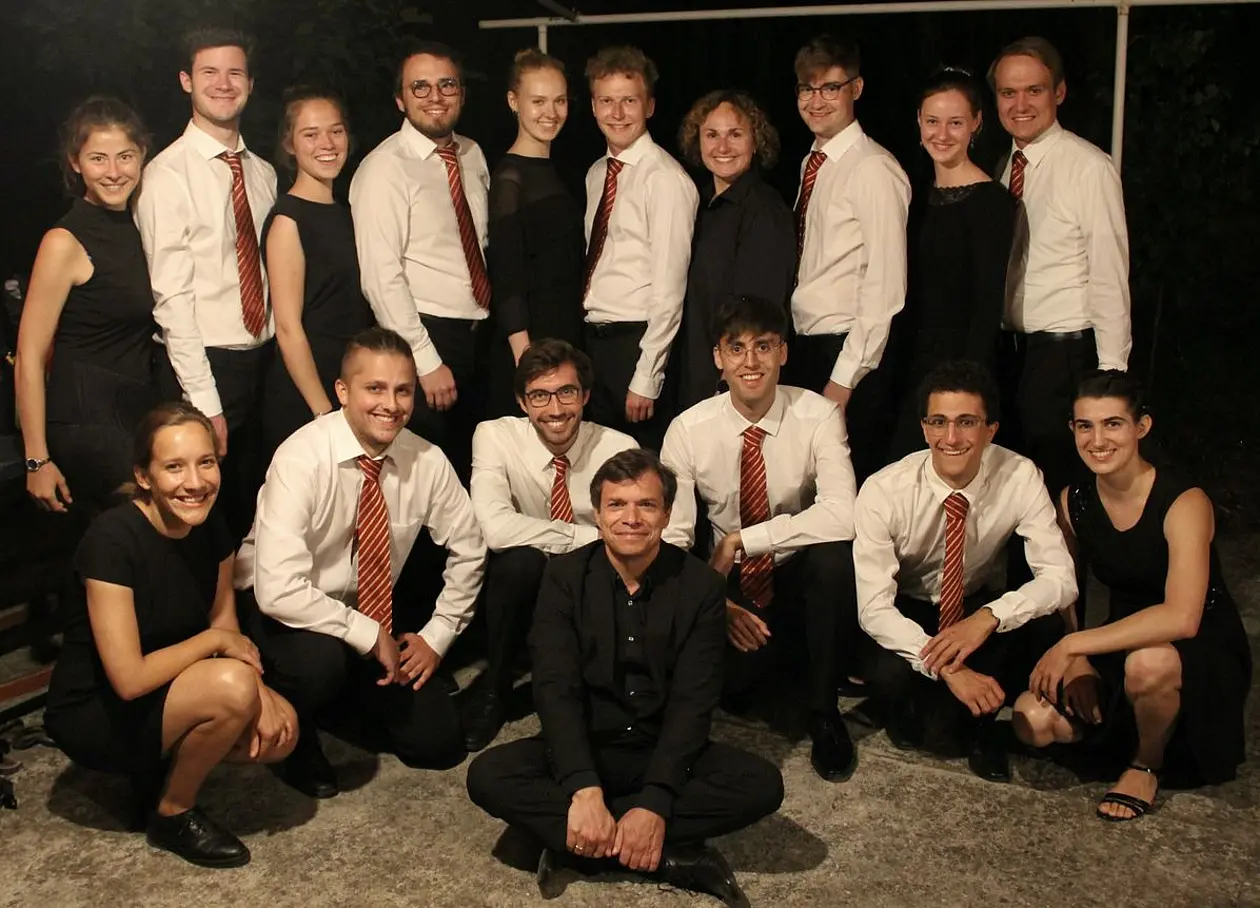 Gruppenbild der Sängerinnen und Sänger mit Chorleiter Amelung