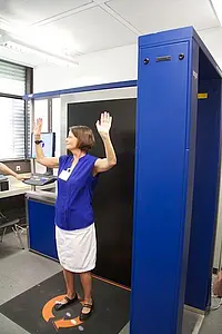 Professorin Regina Ammicht Quinn im Körperscanner des IZEW. Bilder: Friedhelm Albrecht / Universität Tübingen