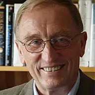 Hans-Ulrich Schnitzler lächelt in die Kamera