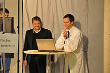 Gemeinsam mit Chirurgen, Radiologen oder Fachärzten moderiert Bernhard Hirt die Live-OP's und in diesem Semester die Veranstaltungen des MOOC's. Dabei werden auch Quiz-Fragen gestellt oder Fragen aus dem Chat live diskutiert.