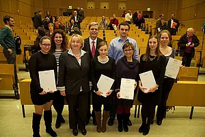 Gewinnerinnen und Gewinner des Nachhaltigkeitspreises 2013, hintere Reihe von links: Sarah Müller, Rektor Prof. Dr. Dr. h. c. Engler, Hans Hanebeck, Eva Müller; vordere Reihe von links: Jennifer Raffler, Ministerin Theresia Bauer, Elena Müller, Dorothe