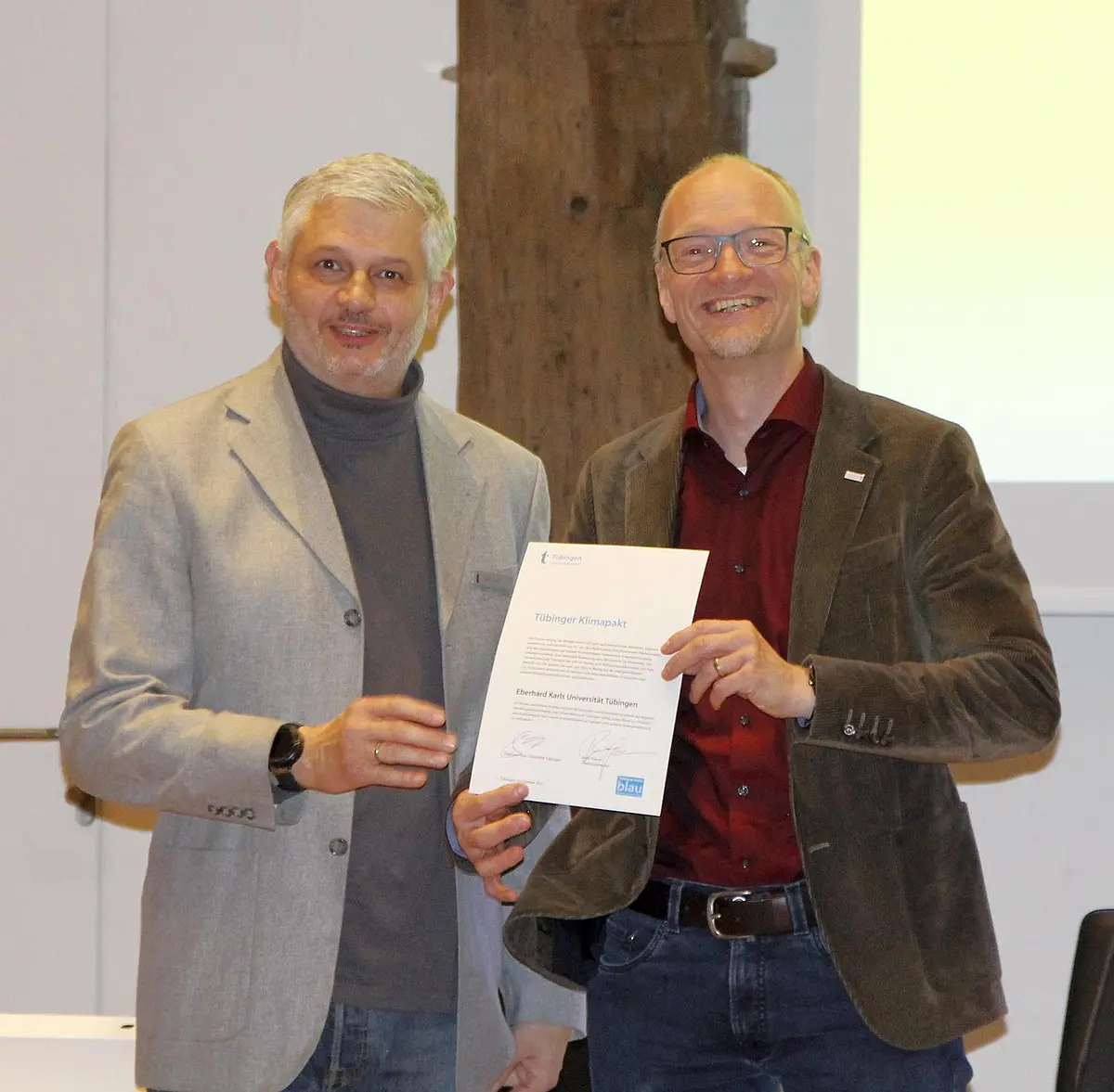 Der Prorektor für Nachhaltige Entwicklung Samuel Wagner (rechts) und der städtische Umwelt- und Klimaschutzbeauftragte Bernd Schott bei der Übergabe der Urkunde zur Mitgliedschaft im Klimapakt