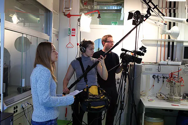 Dreh für den ersten Video-Podcast „Neu in Tübingen“ (von links nach rechts): Redakteurin Daniela Vater, Tonfrau Anna Ross und Kameramann Oliver Lichtwald (Kompetenz-Zentrum Medien). Fotos: Oliver Häussler