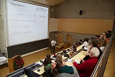 Dr. Johannes Schad (Ärztlicher Leiter der Stiftung des Deutschen Instituts für Katastrophenmedizin) erklärt die Voraussetzungen, die Ärzte für einen Einsatz in Katastrophengebieten benötigen. Fotos: Friedhelm Albrecht/Universität Tübingen.