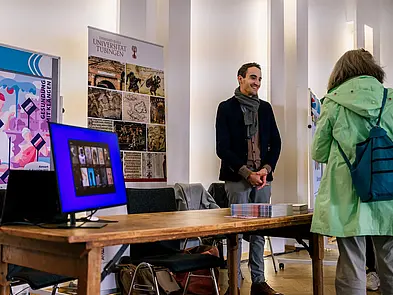 Gespräch an einem Stand