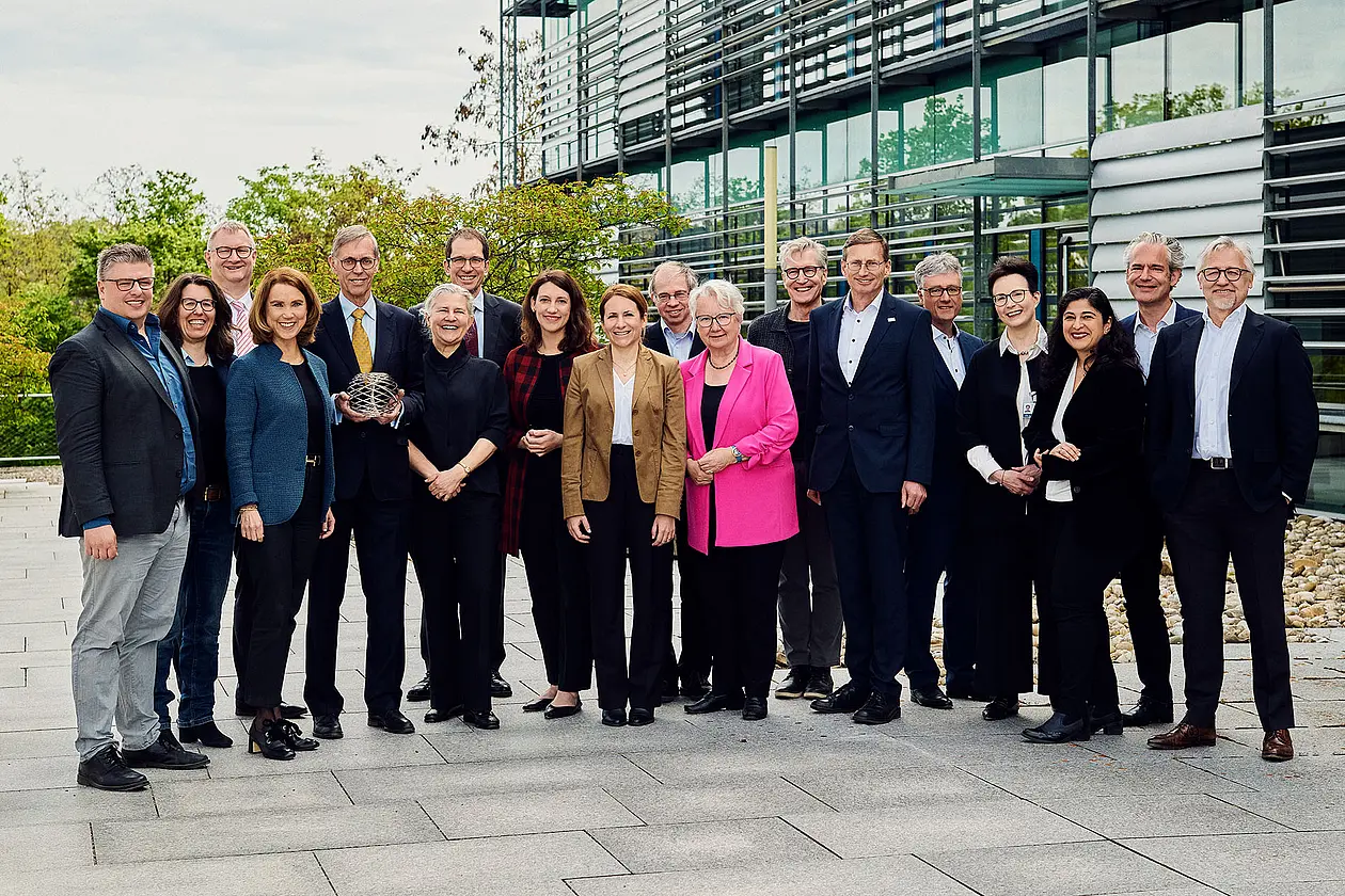 Die Delegation vor dem Hertie-Institut für klinische Hirnforschung in Tübingen