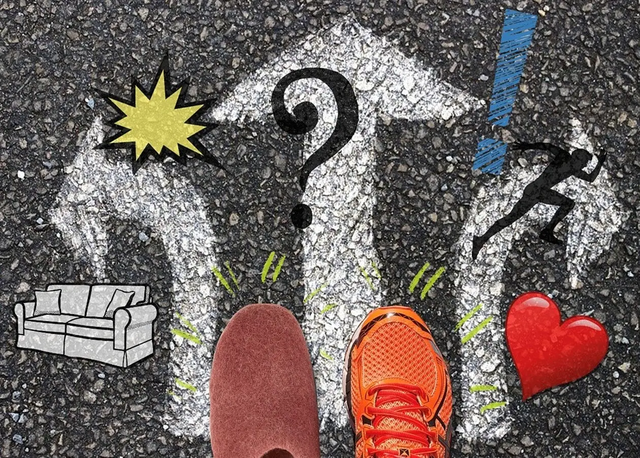 Sportschuhe auf der Straße mit Kreidebemalung 