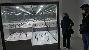Raffaella Da Vela und Francesco Trenti, Kustos des Museo Archeologico del Casentino vor der Vitrine des Lago degli Idoli