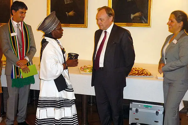 Rektorempfang (von links nach rechts): Konsul Riedwaan Ahmed vom südafrikanischen Generalkonsulat in München, Constance Sankelisiwe Magagula (University of KwaZuluNatal), Prorektor Professor Dr. Heinz-Dieter Assmann, Nicole Sauer (Ministerium für Wisse
