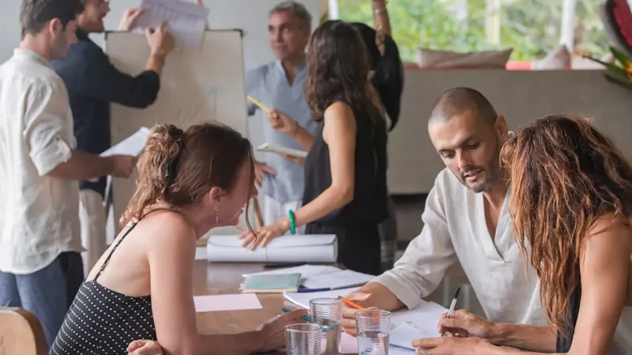 Team das zusammen an einem Projekt arbeitet 