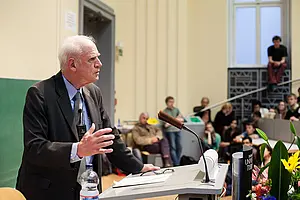 Professor Charles Taylor hielt die diesjährige Unseld Lecture im überfüllten Audimax. Zwei Tage später diskutierte er unter der Moderation von Niels Weidtmann mit der Islamwissenschaftlerin Gudrun Krämer über Säkularisierung in muslimischen Gesells