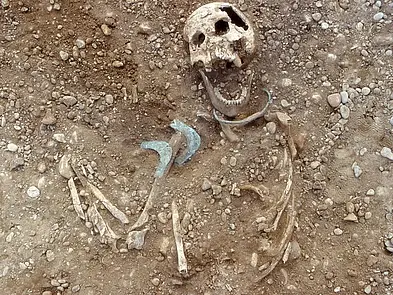 Haunstetten - Postillionstrasse Grab 32 - Stadtarchäologie Ausgburg(1): High-status non-local female burial from Haunstetten „Postillionstraße“, whose likewise non-local half-sister was buried at the site of Königsbrunn “Obere Kreuzstraße”, just a few kilometres away from each other.