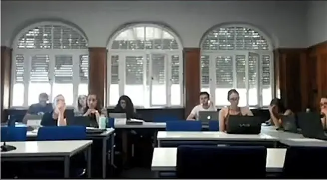 Der Multimedia-Konferenzraum der Wirtschafts- und Sozialwissenschaftlichen Fakultät (Gebhard-Müller-Saal). Er wird betreut durch Sven Bauer von der Wiwi-IT.  