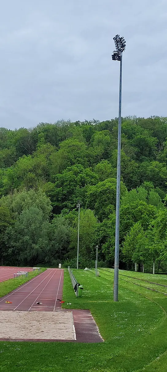 Umrüstung der Flutlichter bei den Außenanlagen des Sportinstituts auf LED-Beleuchtung.