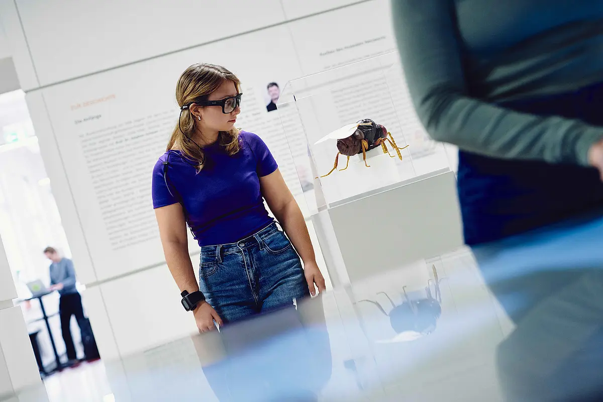 Foto aus dem neuen MuseumLab: Frau mit VR-Brille