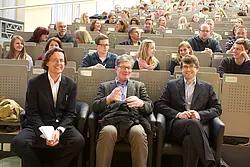 Prof. Dr. Bernhard Pörksen, Roger Willemsen und Mathis Danelzik (von links nach rechts). Foto: Friedhelm Albrecht/Universität Tübingen