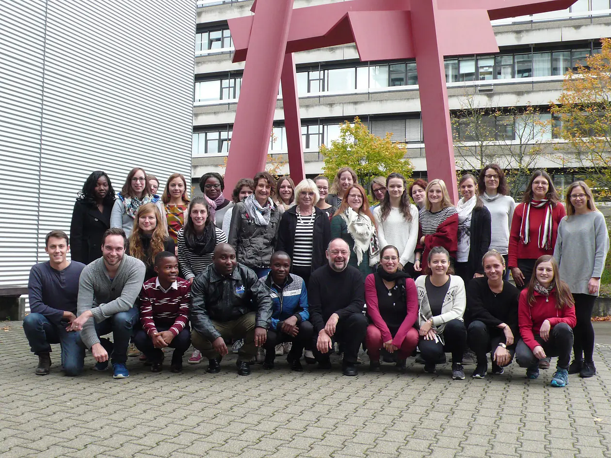 Die malawischen Pharmaziestudenten im Kreis der Teilnehmer des Kurses 'Pharmazie in Entwicklungszusammenarbeit und Katastrophenhilfe' an der Universität Tübingen.