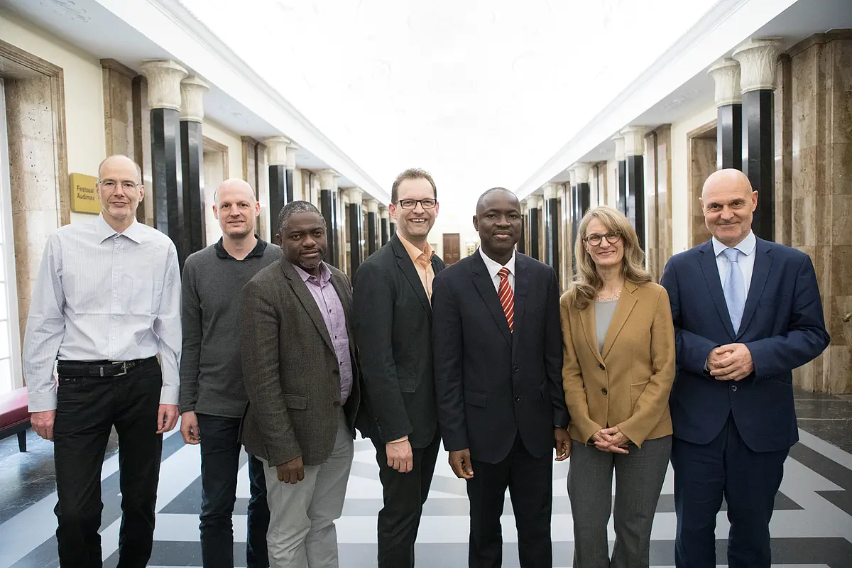 from the left: Dr. Bertrand Lell (director CERMEL), Prof. Dr. Benjamin Mordmüller (deputy director Institute of Tropical Medicine), Prof. Dr. Ayola Akim Adegnika (director CERMEL), Dr. Dr. Carsten Köhler (director of the Center of Excellence for Tropical Medicine in Baden-Württemberg), Dr. Selidji Todagbe Agnandji (University Ambassador to Central- and West Africa), Prof. Dr. Monique Scheer (Vice-President for International Affairs), Prof. Dr. Peter Kremsner (director Institute of Tropical Medicine).