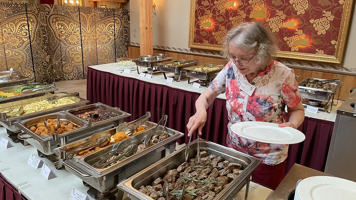 Conference Dinner, Irmela Bues opening the buffet