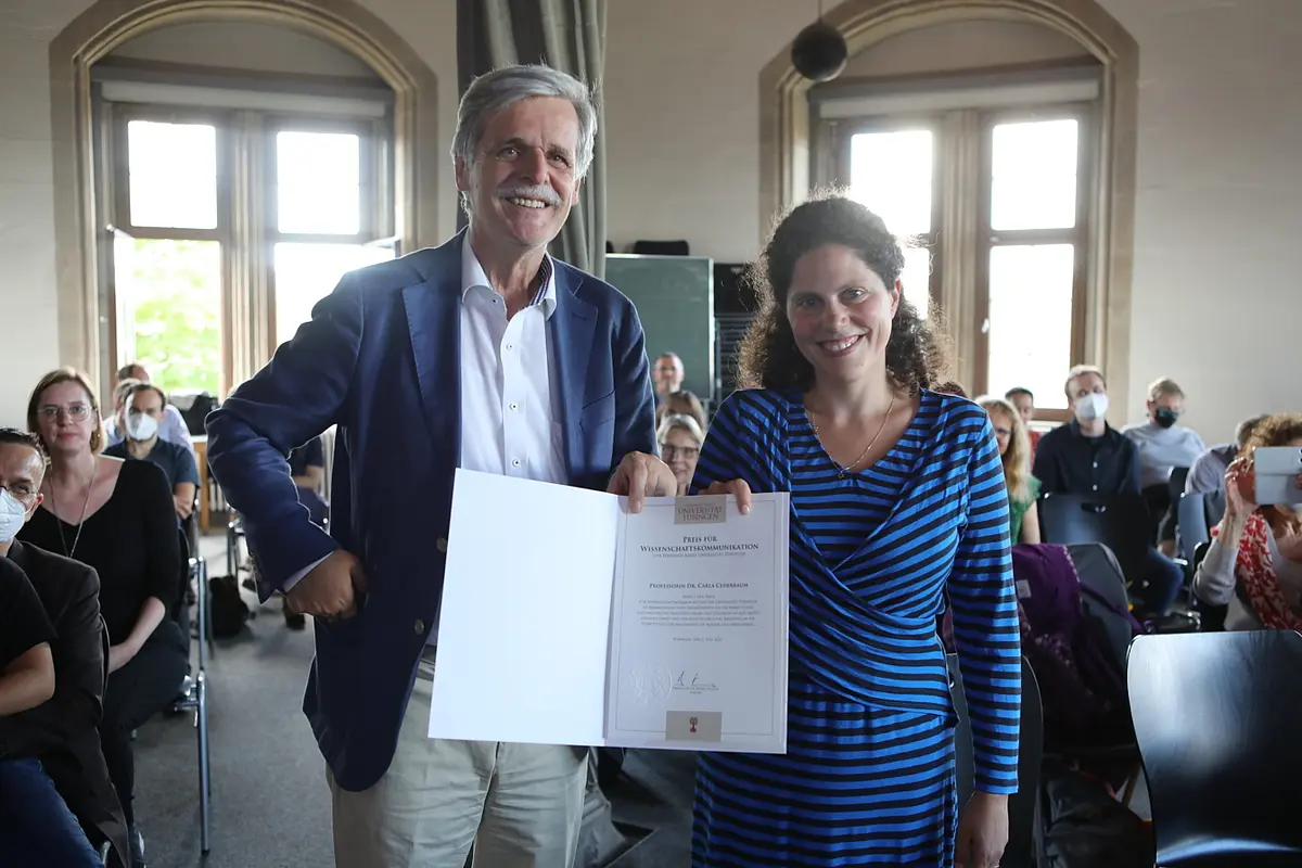 Prof. Dr. Carla Cederbaum erhält den Preis für Wissenschaftskommunikation von Rektor Prof. Dr. Bernd Engler. 