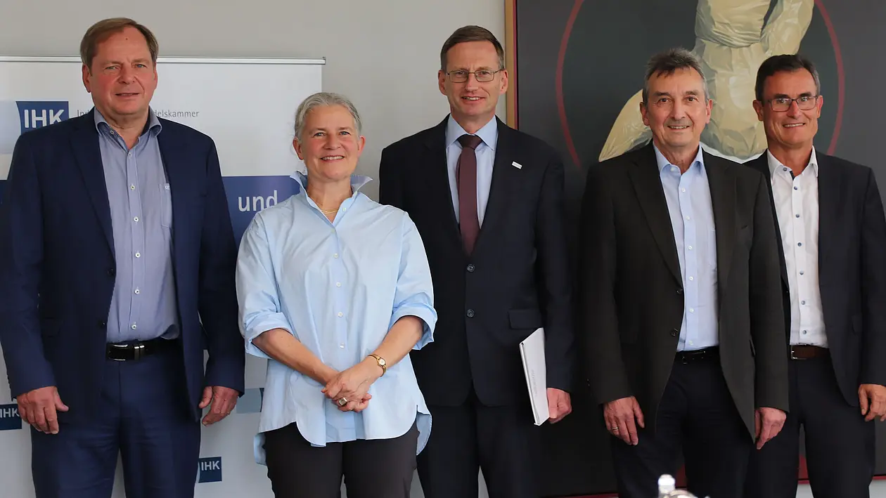  Dr. Wolfgang Epp (IHK Reutlingen), Prof. Dr. Karla Pollmann (Universität Tübingen), Dr. Andreas Rothfuß (Universität Tübingen), Prof. Dr. Peter Grathwohl(Universität Tübingen), Dr. Stefan Engelhard (IHK Reutlingen)