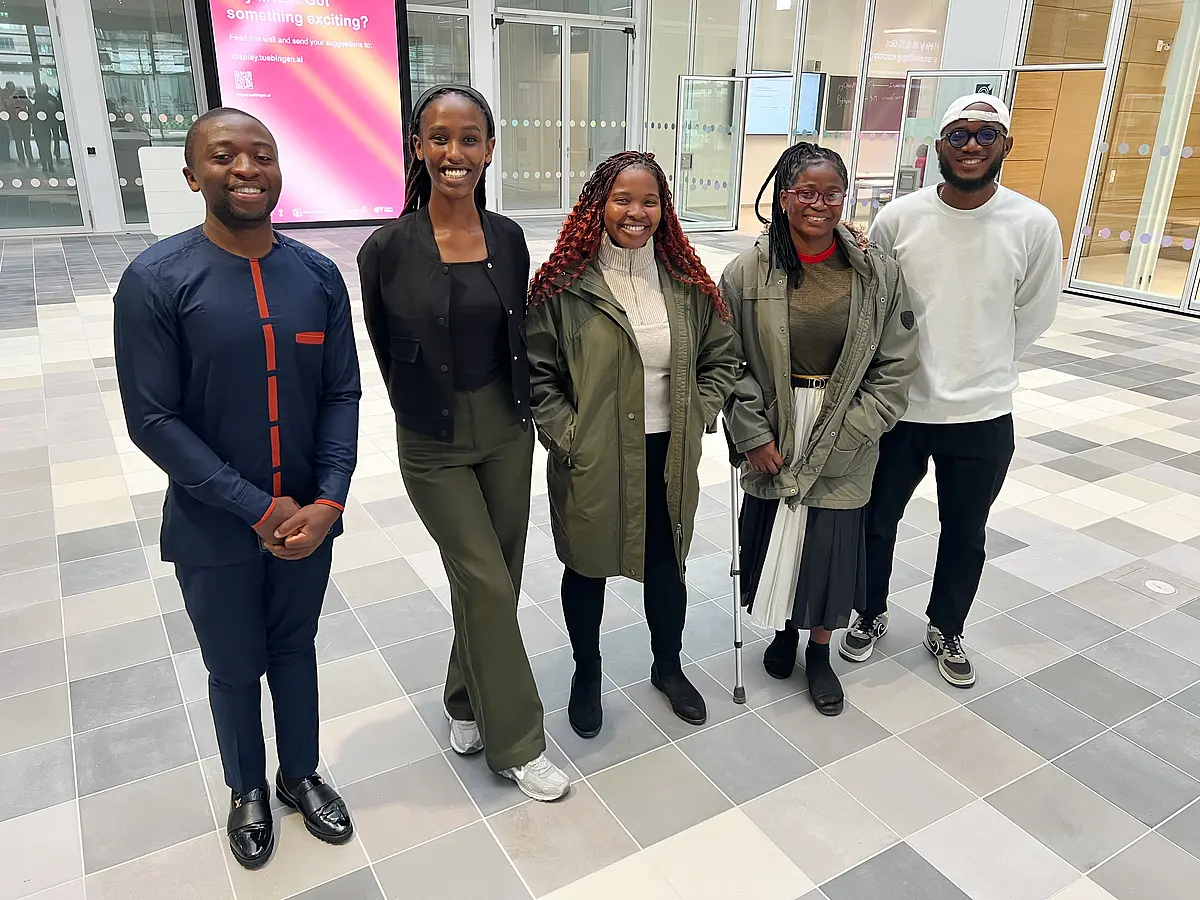 Gruppenfoto mit (von links nach rechts) Ndim Handson Nsani, Arlette Musanabera , Vongai Mitchell Makuwaza, Dzodzoenyenye Senanou und Benedict Ositadinma Ejelonu