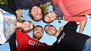 StudIT sind (von links vorne nach rechts): Christine Hieke (Empirische Kulturwissenschaft), Constantin Mauf (Literatur- und Kulturtheorie), Morris Brodt (Geschichte/Mathematik), Teresa Müller (Englisch/Französisch/Erziehungswissenschaften), Benjamin Mer