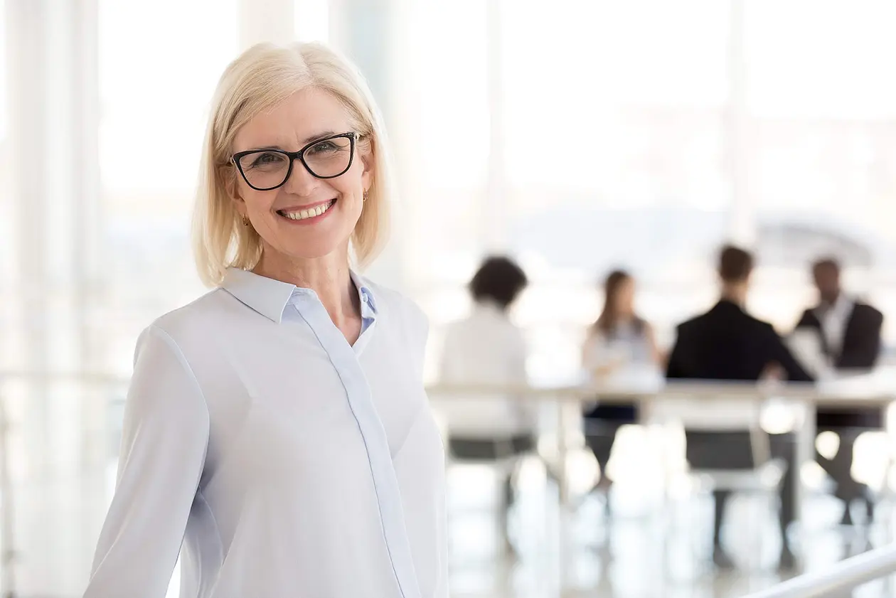 Teamleiterin, die im Büro vor ihrem Team steht