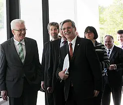 Ministerpräsident Winfried Kretschmann (links) und Rektor Prof. Dr. Bernd Engler, in der Mitte Oberbürgermeister Boris Palmer. Fotos: Universität Tübingen/Jan Münster
