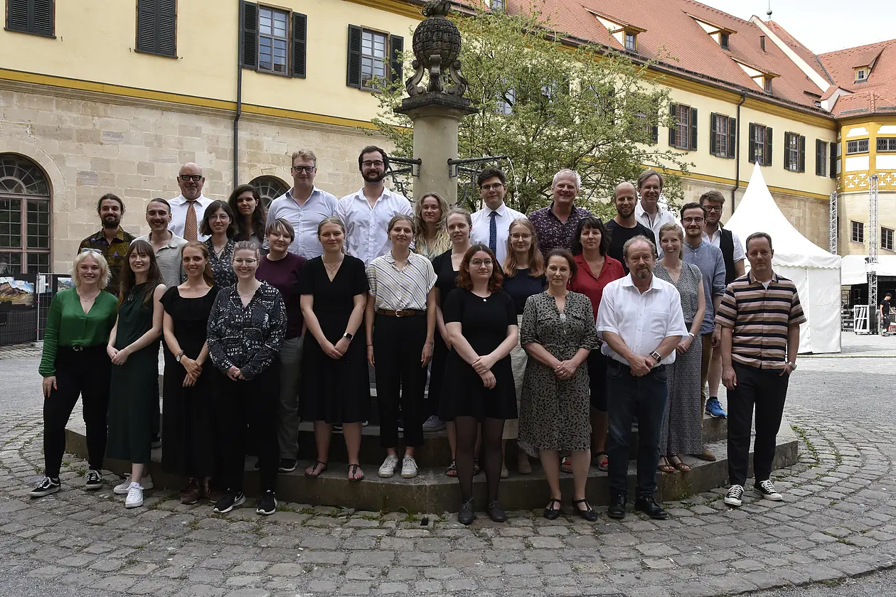 Gruppenfoto der Absolvent*innen mit Betreuern 2023