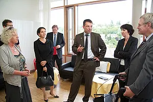 Professor Dr. Andreas Fallgatter, ärztlicher Direktor der Universitätsklinik für Psychiatrie und Psychotherapie Tübingen (Mitte) erläuterte bei einem Rundgang die Vorzüge des Neubaus. Fotos: Friedhelm Albrecht